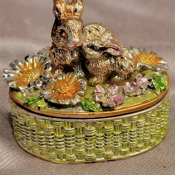 Vintage Easter Bunny Mama & Baby Trinket Box Silver Plated w/Daisies - Picture 2 of 11